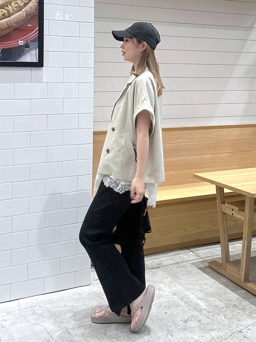 ブラック系のトートバッグ、ブラック系のその他パンツ、ベージュ系のキャミソールを着用したレディースの夏コーディネートの2枚目の写真