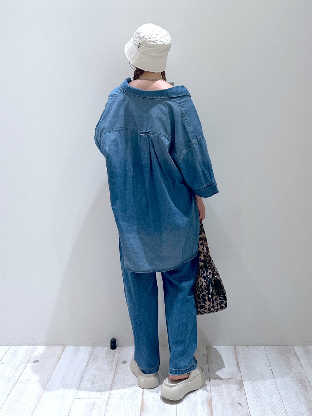 ベージュ系のサンダル、ブルー系のデニムパンツ、ブルー系のシャツ/ブラウスを着用したレディースの夏コーディネートの3枚目の写真