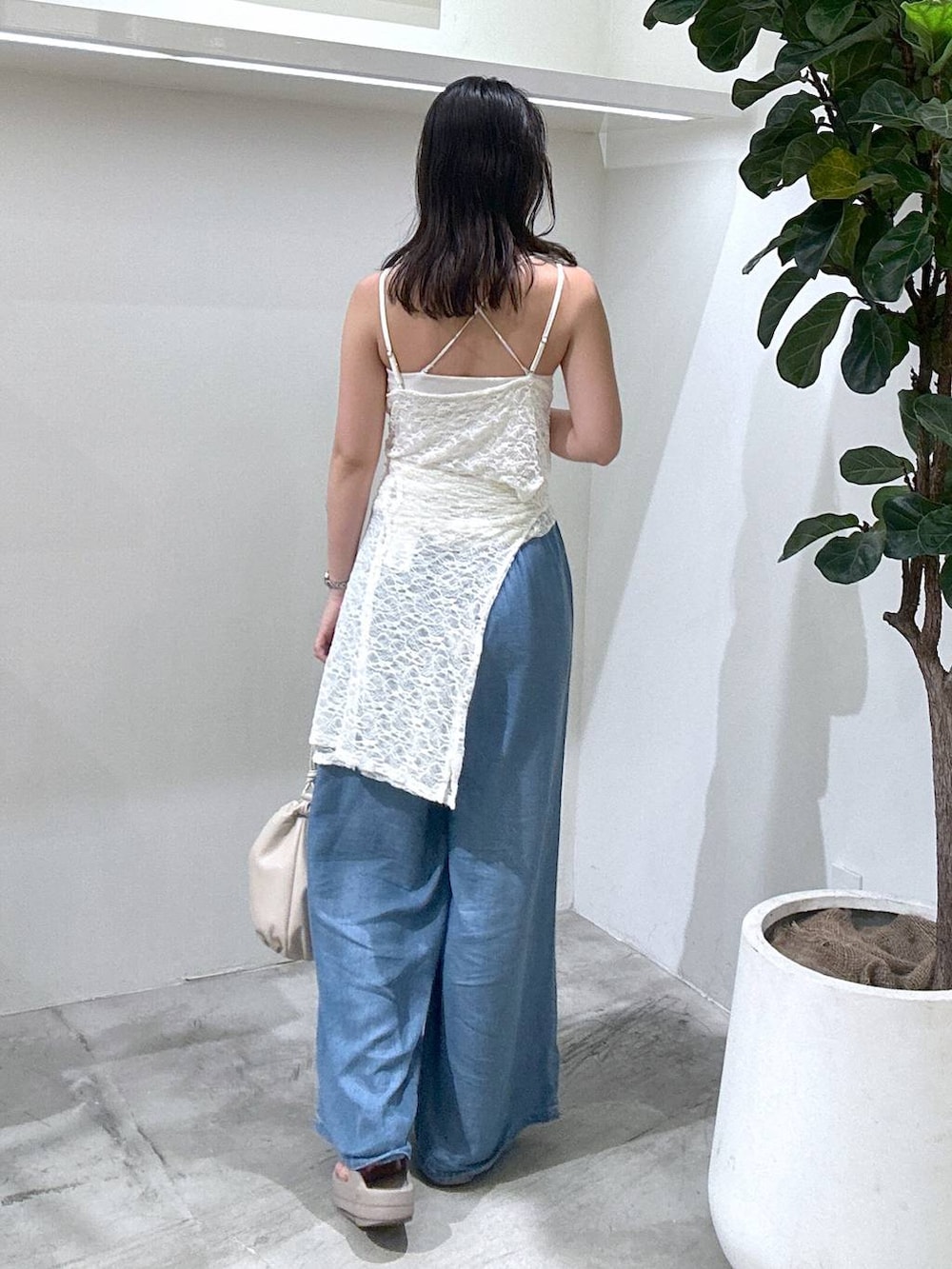 ベージュ系のサンダル、ブルー系のその他パンツ、ホワイト系のTシャツ/カットソーを着用したレディースの春コーディネートの3枚目の写真