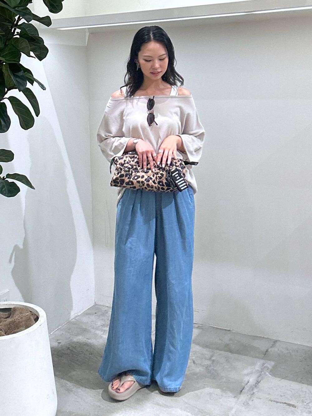 ブルー系のその他パンツ、ベージュ系のニット/セーター、その他のトートバッグを着用したレディースの夏コーディネートの2枚目の写真