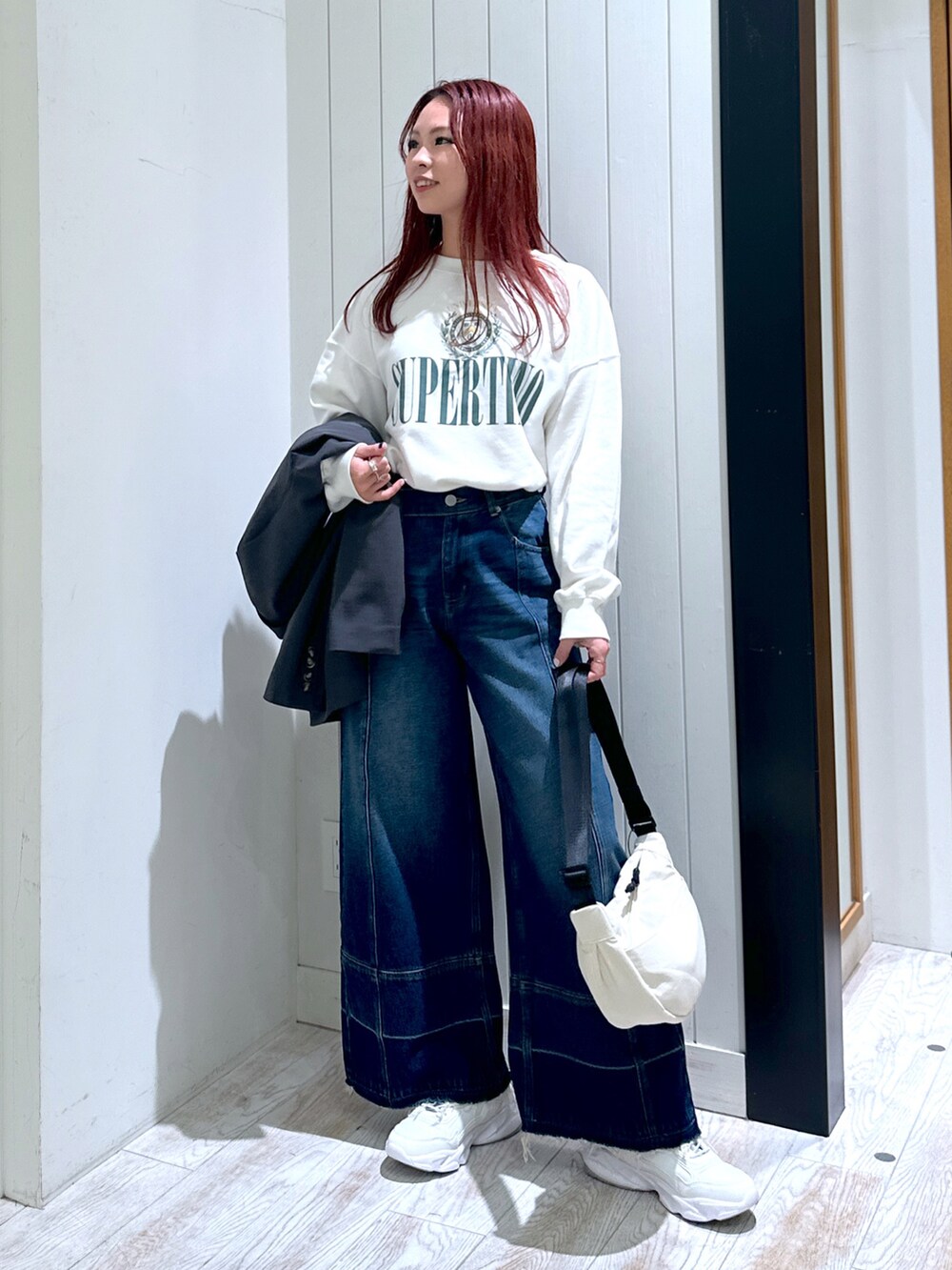 ホワイト系のスニーカー、ベージュ系のスウェット、グレー系のテーラードジャケットを着用したレディースの春コーディネートの4枚目の写真