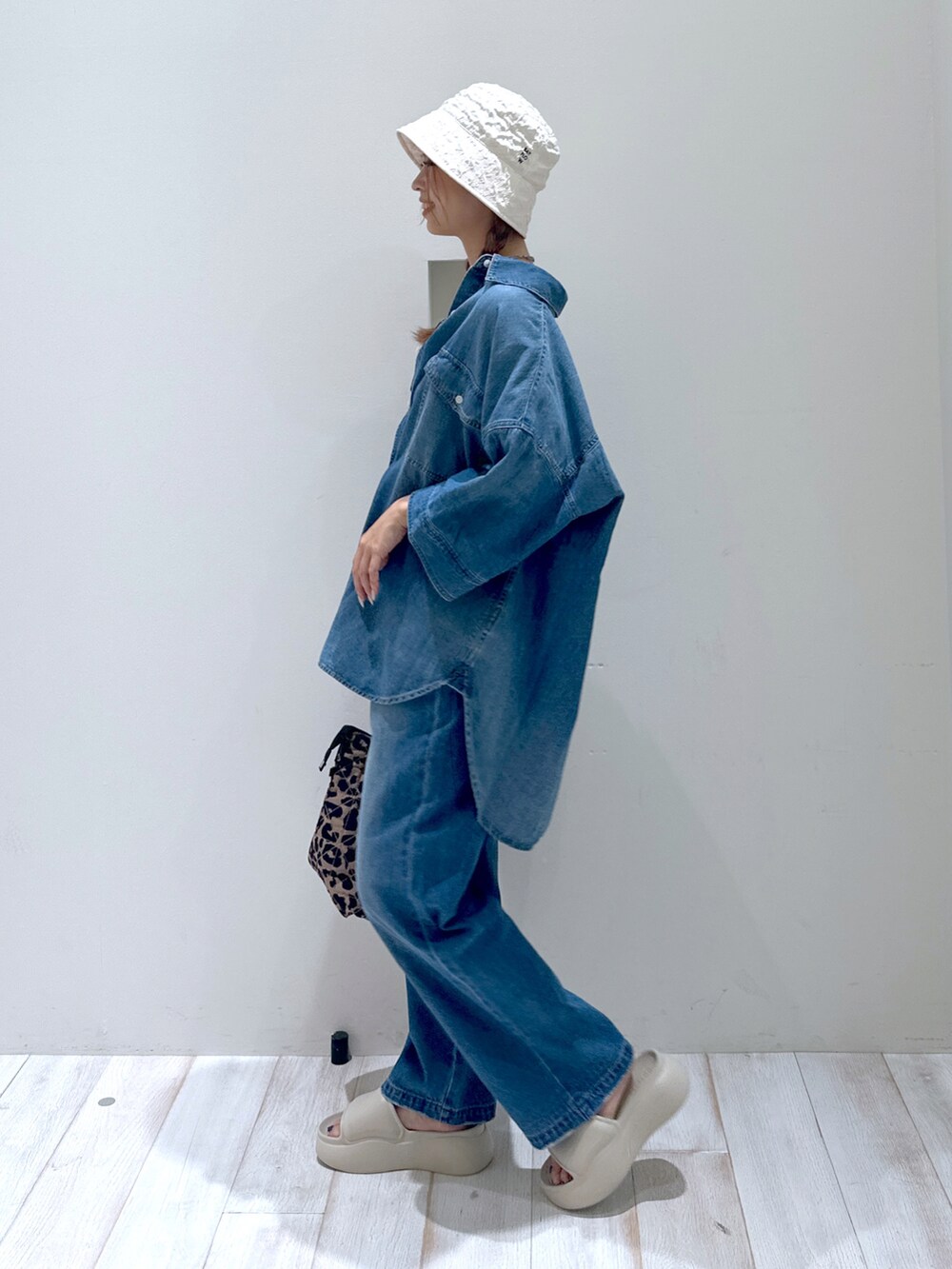 ベージュ系のサンダル、ブルー系のデニムパンツ、ブルー系のシャツ/ブラウスを着用したレディースの夏コーディネートの2枚目の写真