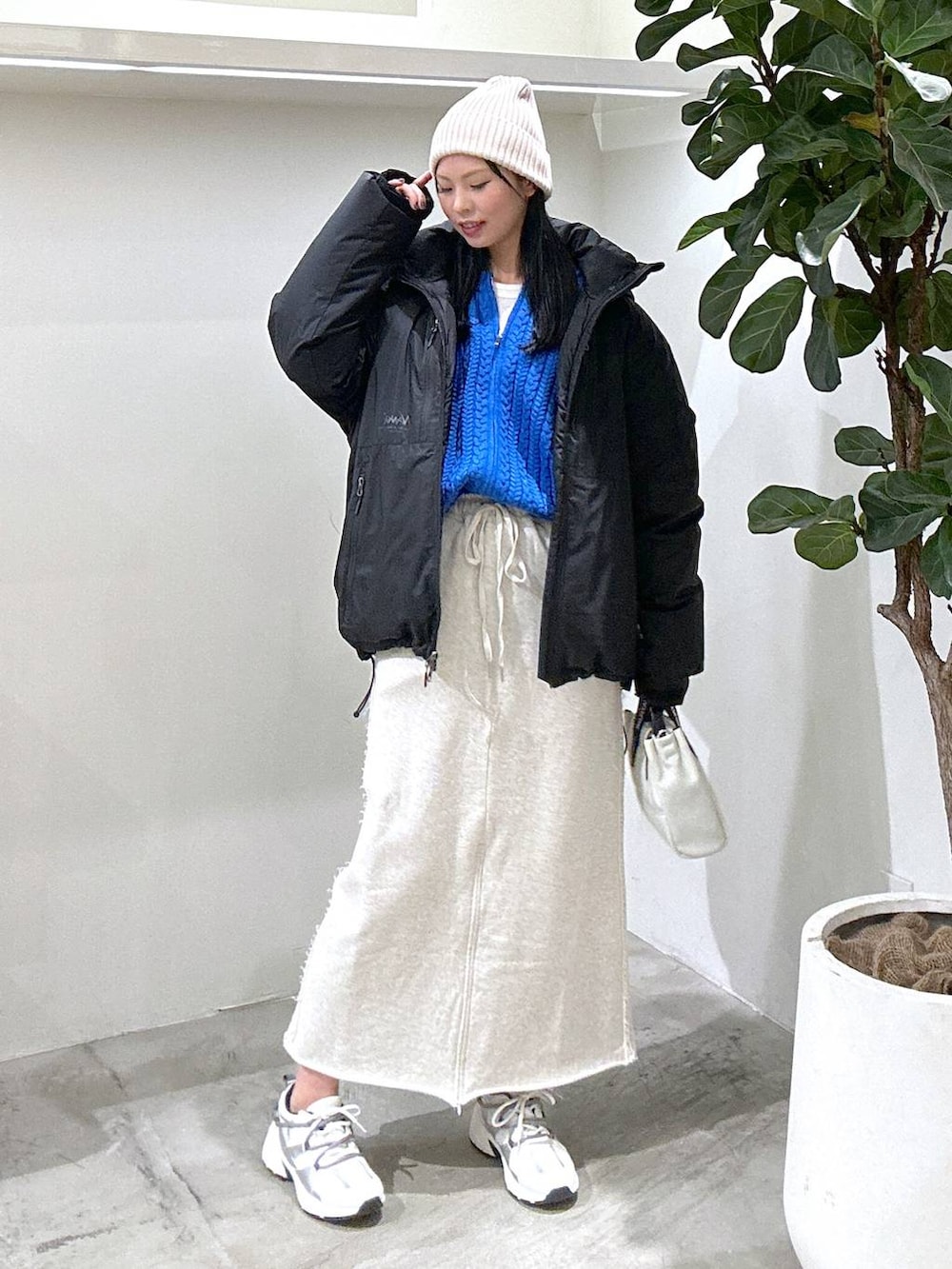 「スニーカー、カジュアル、BAYFLOW、真冬のあったかスタイル、骨格ウェーブ、ブルベ冬、ダブルジップ、スニーカー女子、ニット帽、冬」|「NANGAの【NANGA Mt.&Sea(ナンガ)】オーロラダウン24AW(ダウンジャケット/コート、ブラック系)」を使った、ジュネさん(レディース・162cm)の冬コーディネートの2枚目の写真