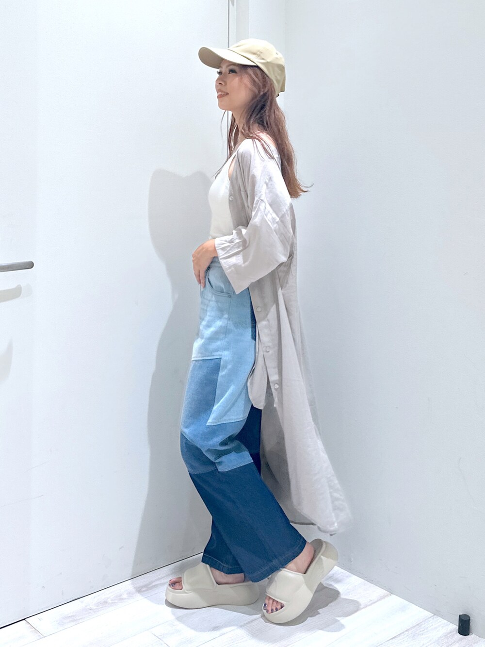 「BAYFLOW(BAYFLOW)、シアーワンピース、シャツワンピース、デニム、デニムパンツ、パンツスタイル、セールコーデ、骨格ウェーブ、ブルベ冬」｜「bijorieの【bijorie】カップ付きバッククロスキャミ／NEW BASIC 24SS（キャミソール、ホワイト系）」を使った、ジュネさん（骨格ウェーブ・レディース・162cm）の夏コーディネートの2枚目の写真