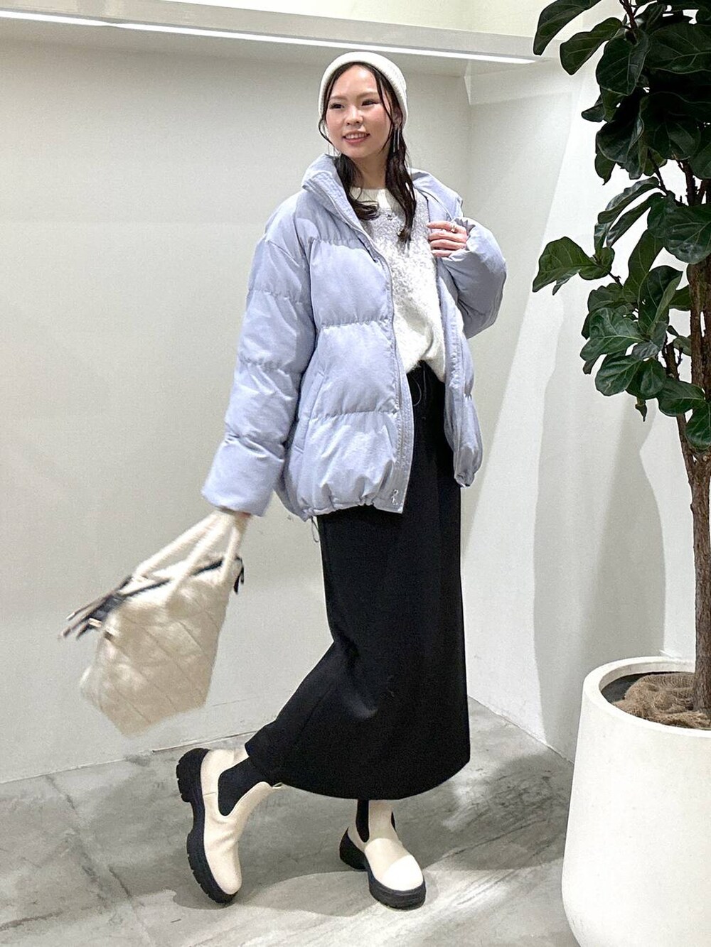 「きれいめカジュアル、ブルゾン、ニット、スカート、ロングスカート、ブーツ、ニット帽、ハンドバッグ、骨格ウェーブ、秋コーデ、ラフ、冬コーデ、着痩せ・細見え、秋冬新作、カジュアル」|「BAYFLOWのバックジップサイドゴアブーツ2(ブーツ、ブラック系)」を使った、ジュネさん(レディース・162cm)の冬コーディネートの2枚目の写真
