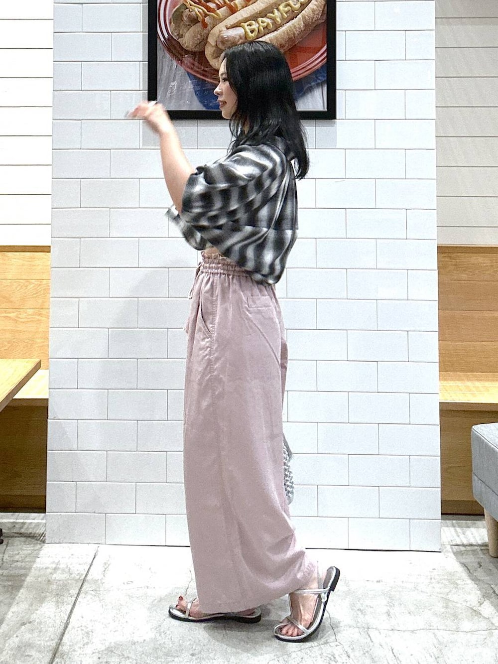 グレー系のシャツ/ブラウス、パープル系のその他パンツ、シルバー系のサンダルを着用したレディースの夏コーディネートの3枚目の写真