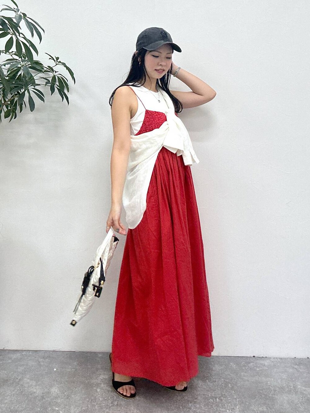 ホワイト系のタンクトップ、ホワイト系のシャツ/ブラウス、ホワイト系のハンドバッグを着用したレディースの春コーディネートの3枚目の写真