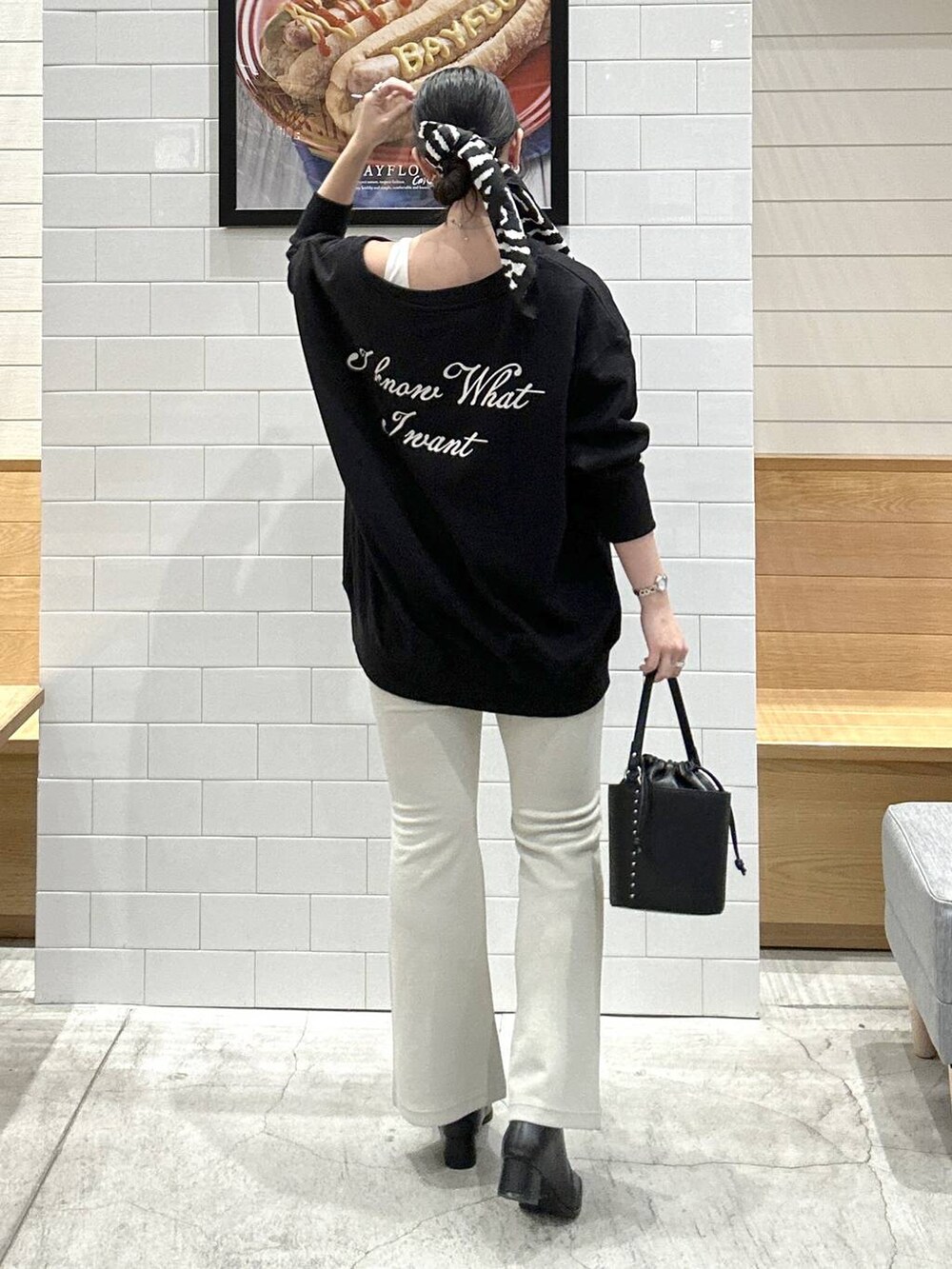 グレー系のその他パンツ、ブラック系のブーツ、ブラック系のハンドバッグを着用したレディースの冬コーディネートの3枚目の写真