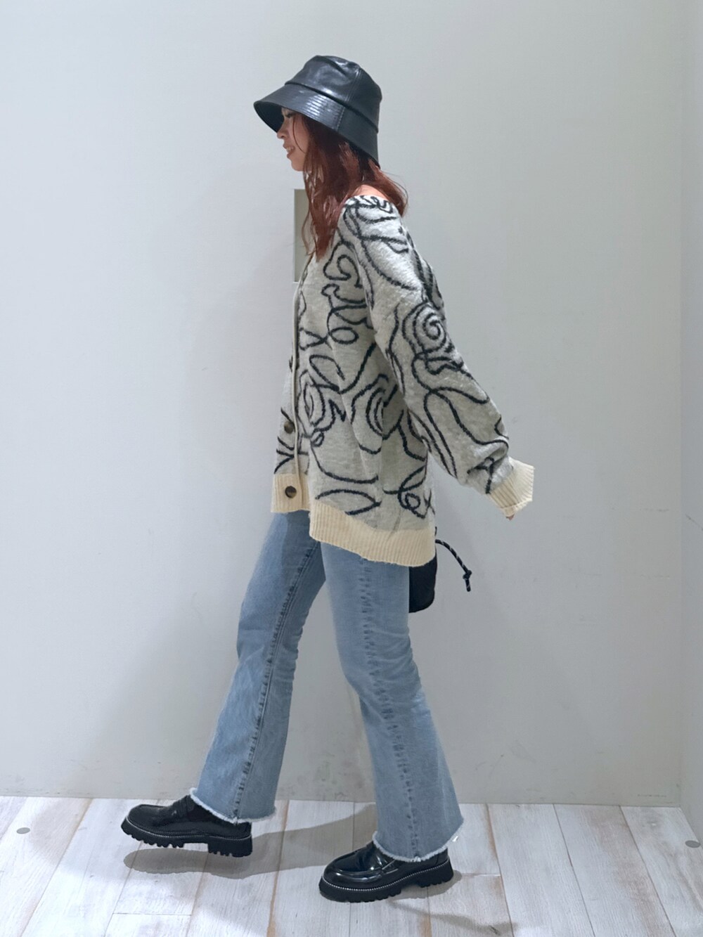 「BAYFLOW(BAYFLOW)、骨格ウェーブ、デニム、カーディガン、秋服準備はじめました、秋コーデ、ブルベ冬、ハット、カジュアル、大人カジュアル、シンプルコーデ」｜「BAYFLOWの[ストレッチ入り]フレアジーンズ（デニムパンツ、ブルー系）」を使った、ジュネさん（骨格ウェーブ・レディース・162cm）の秋コーディネートの3枚目の写真