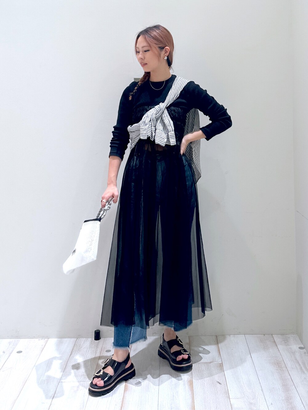 ブルー系のシャツ/ブラウス、ブラック系のTシャツ/カットソー、ブラック系のワンピースを着用したレディースの春コーディネートの2枚目の写真