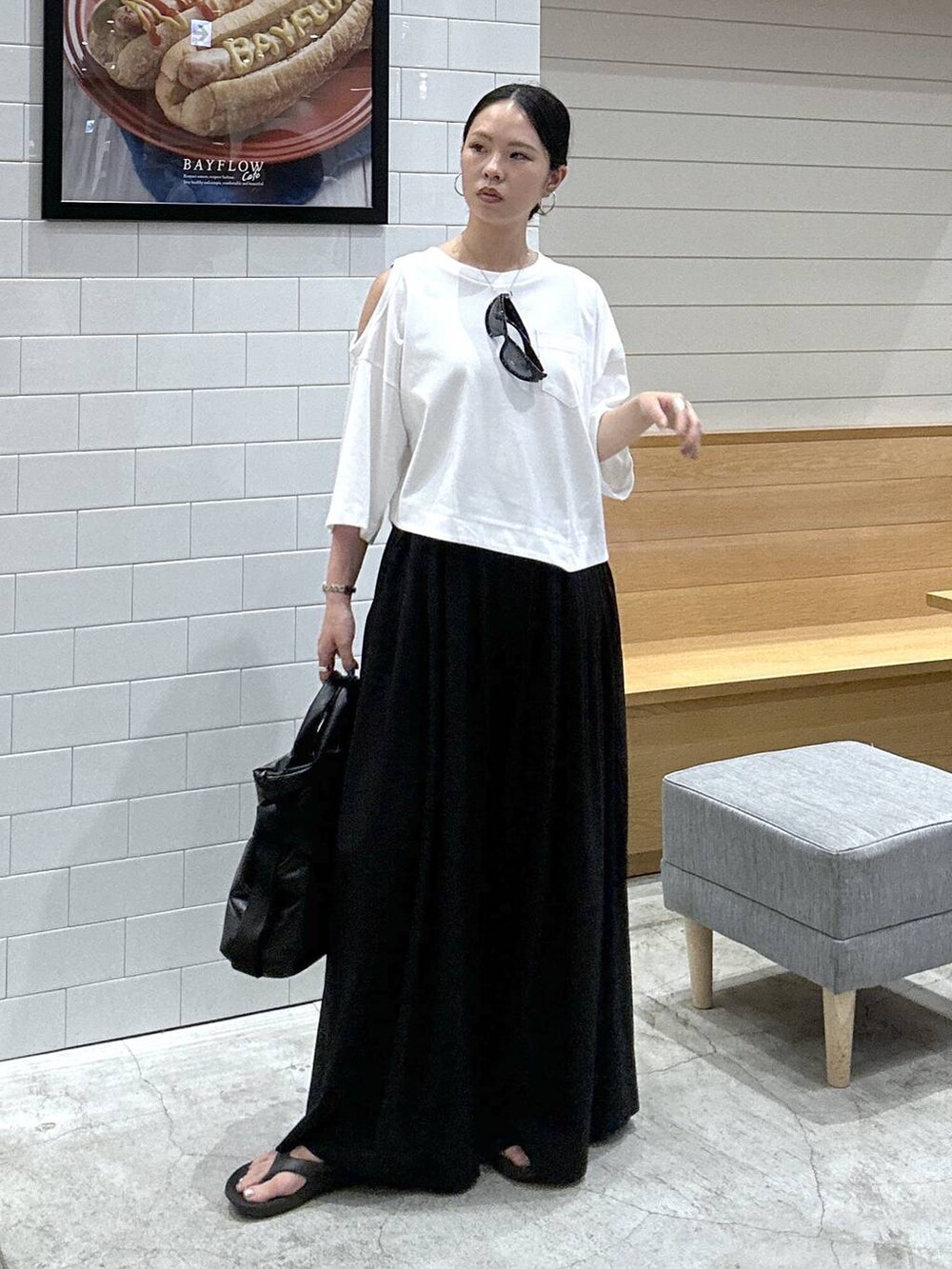ブラック系のトートバッグ、ホワイト系のTシャツ/カットソー、ブラック系のその他パンツを着用したレディースの夏コーディネートの2枚目の写真