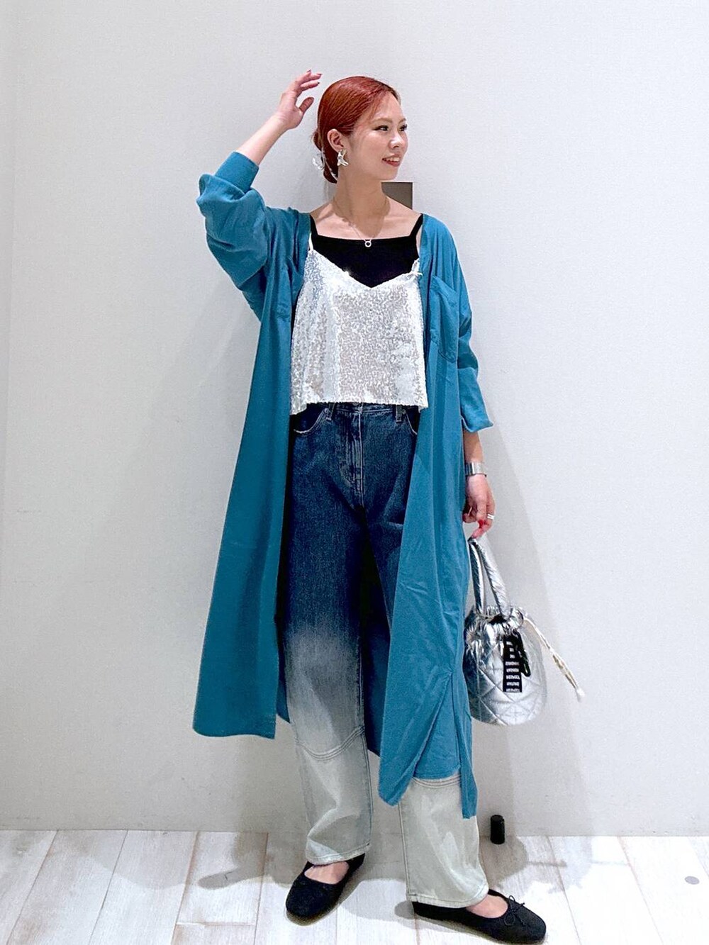 ブルー系のシャツ/ブラウス、ブルー系のデニムパンツ、ブラック系のバレエシューズを着用したレディースの秋コーディネートの2枚目の写真