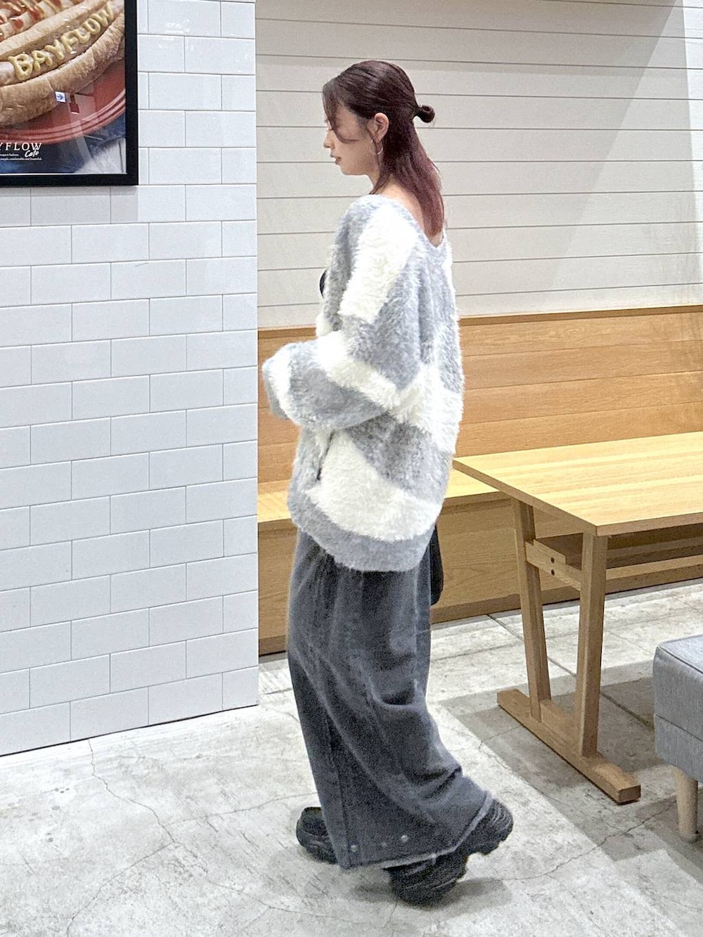 グレー系のカーディガン/ボレロ、ブラック系のデニムパンツ、ブラック系のローファーを着用したレディースの秋コーディネートの2枚目の写真