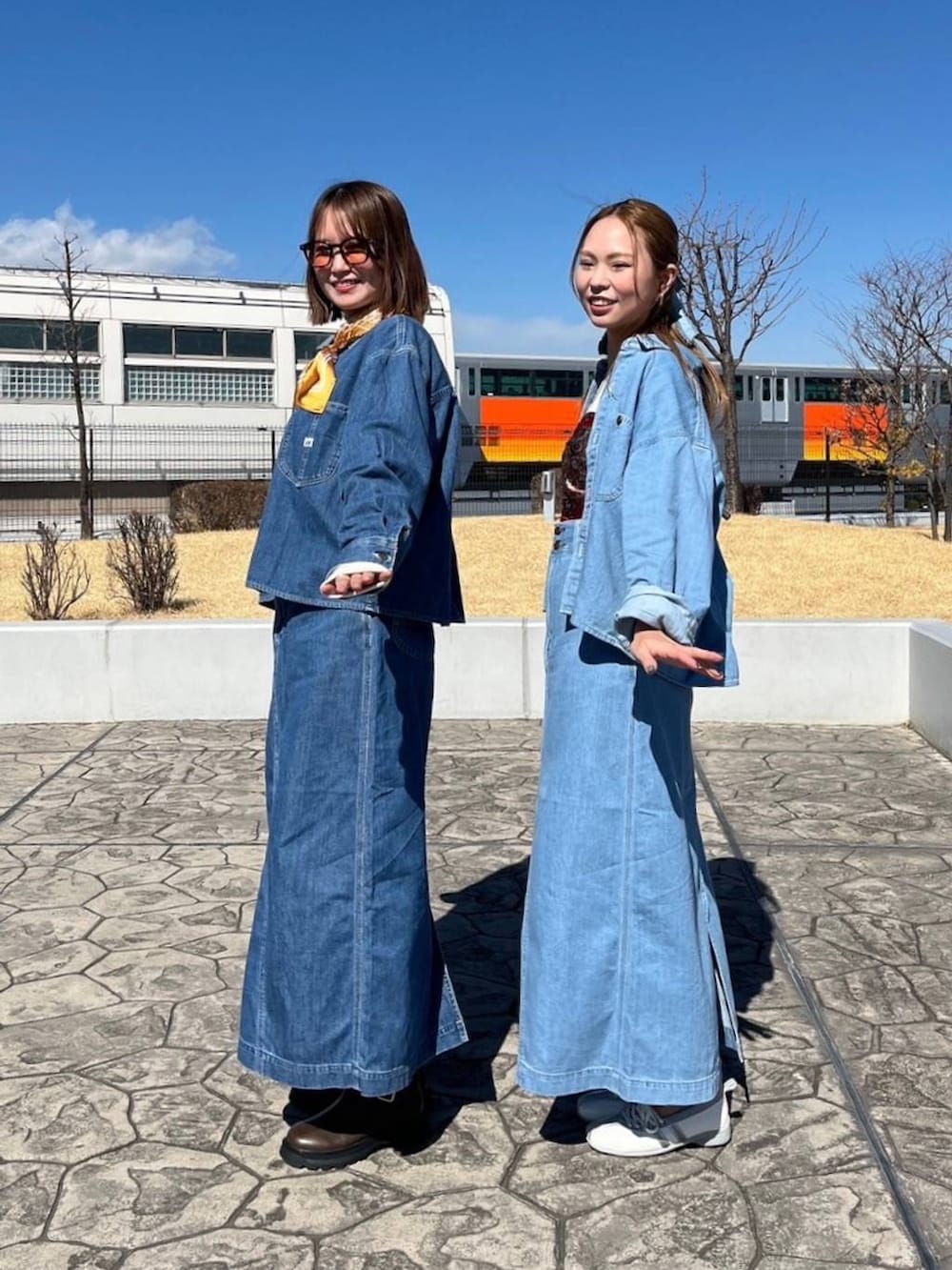 ブラウン系のブーツ、ホワイト系のスニーカー、ブルー系のシャツ/ブラウスを着用したレディースの春コーディネートの2枚目の写真