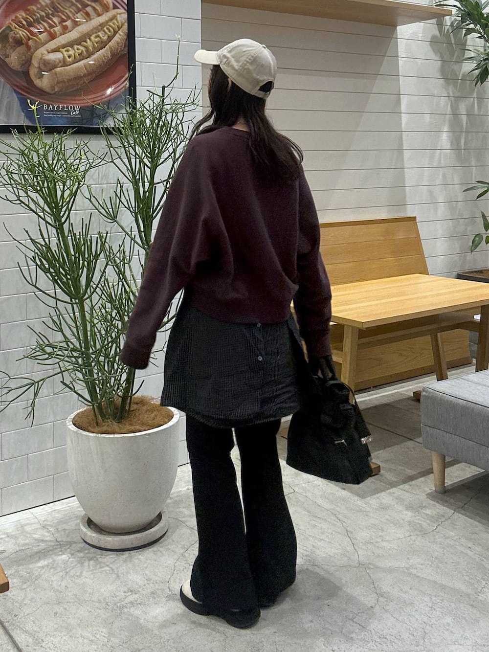 ブラック系のトートバッグ、ベージュ系のブーツ、その他のシャツ/ブラウスを着用したレディースの冬コーディネートの3枚目の写真