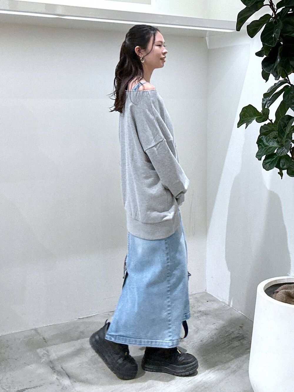 ブラック系のスニーカー、ブルー系のサロペット/オーバーオール、ブラック系のバックパック/リュックを着用したレディースの冬コーディネートの3枚目の写真