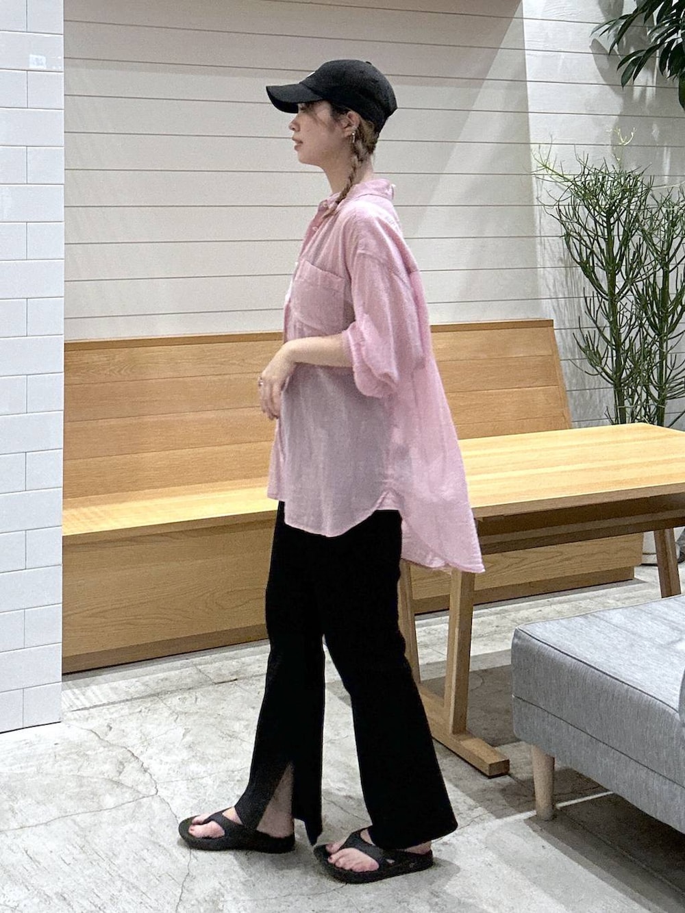 ブラック系のその他パンツ、ピンク系のシャツ/ブラウス、シルバー系のショルダーバッグを着用したレディースの夏コーディネートの2枚目の写真