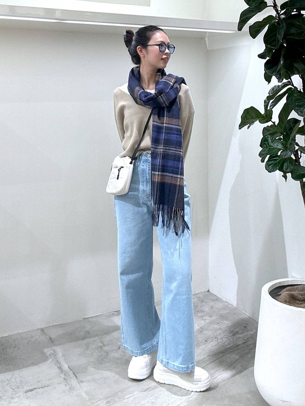 「ヘルシー、高見え、着痩せ・細見え、ラフ、カジュアル、BAYFLOW、シンプルコーデ、ニット、Tシャツ、パンツ、ワイドパンツ、デニムパンツ、マフラー、サングラス、スニーカー」|「BAYFLOWのラウンドサングラス24(サングラス、ブルー系)」を使った、ジュネさん(レディース・162cm)の冬コーディネートの2枚目の写真