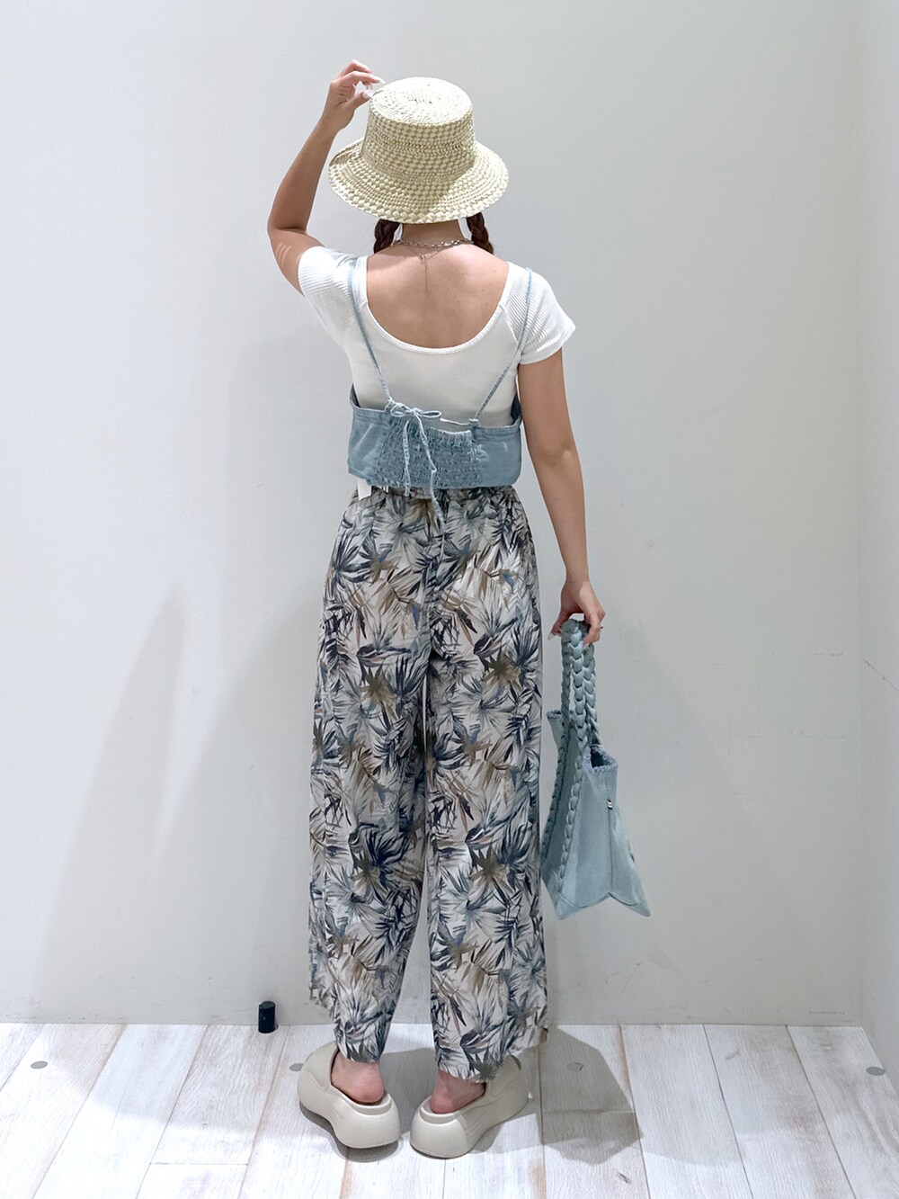 グリーン系のその他パンツ、ベージュ系のサンダル、ブルー系のトートバッグを着用したレディースの夏コーディネートの3枚目の写真