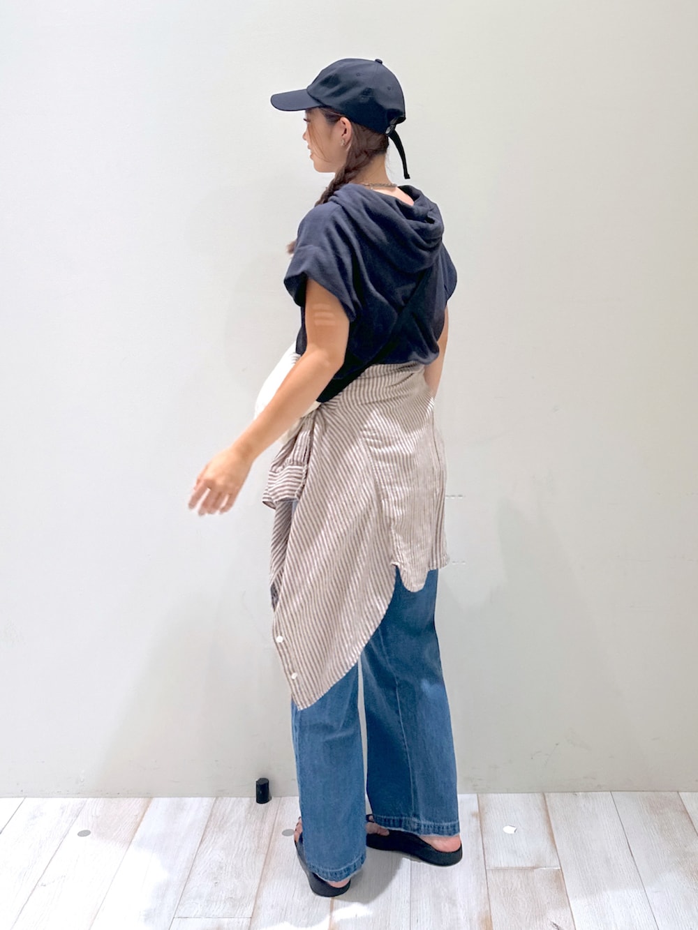 ベージュ系のサンダル、ブルー系のデニムパンツ、グレー系のTシャツ/カットソーを着用したレディースの夏コーディネートの3枚目の写真