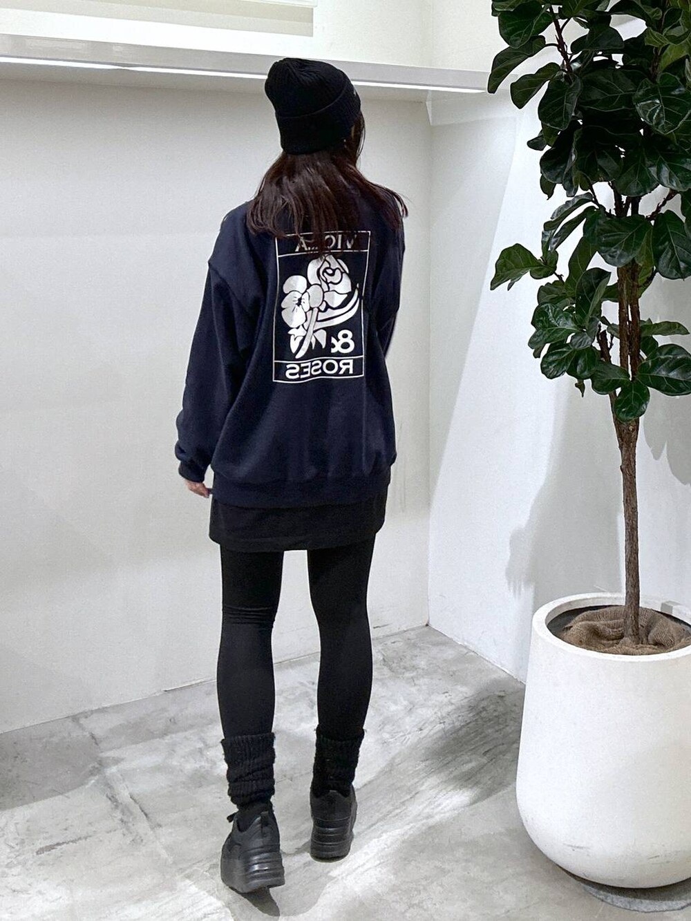 グレー系のショルダーバッグ、ブラック系のスニーカー、ブルー系のスウェットを着用したレディースの冬コーディネートの4枚目の写真