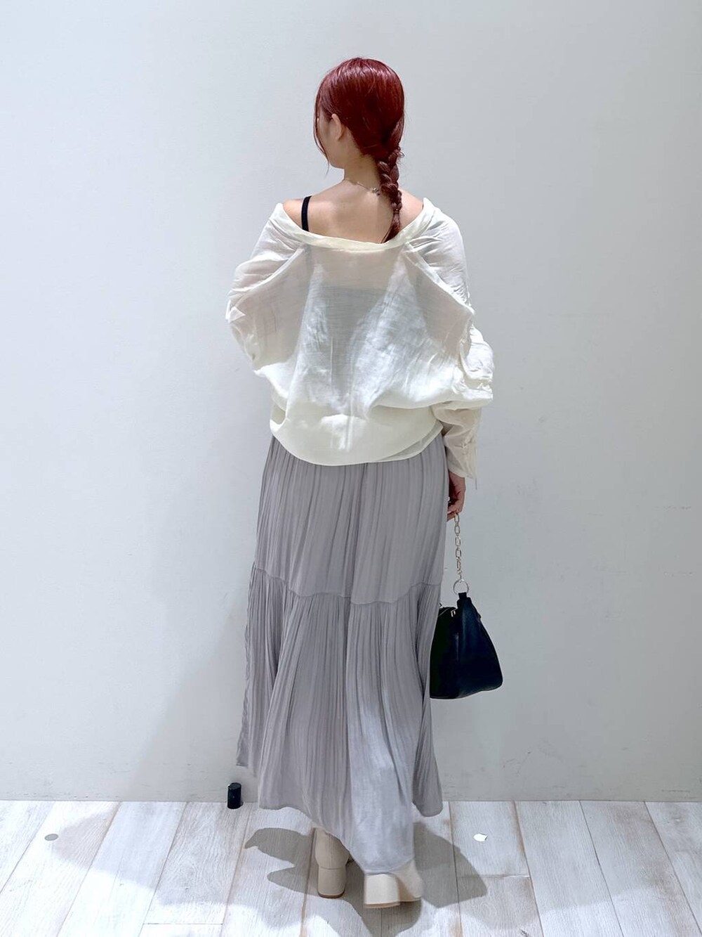 「ブラウス、ロングスカート、体型カバー、ベーシック/シンプル、高見え、ラフ、BAYFLOW、ヘルシー、きれいめ、カジュアル、bijorie、シンプルコーデ、きれいめカジュアル、ブーツ、ネックレス」｜「BAYFLOWのシアーシャーリングブラウス（シャツ/ブラウス、ホワイト系）」を使った、ジュネさん（骨格ウェーブ・レディース・162cm）の秋コーディネートの4枚目の写真