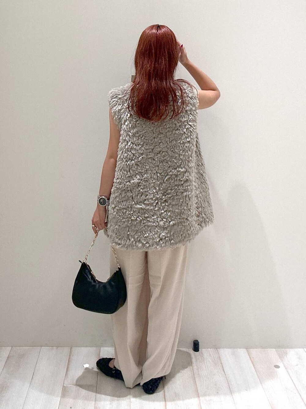 ブラック系のバレエシューズ、ブラック系のキャミソール、ブラック系のショルダーバッグを着用したレディースの秋コーディネートの3枚目の写真