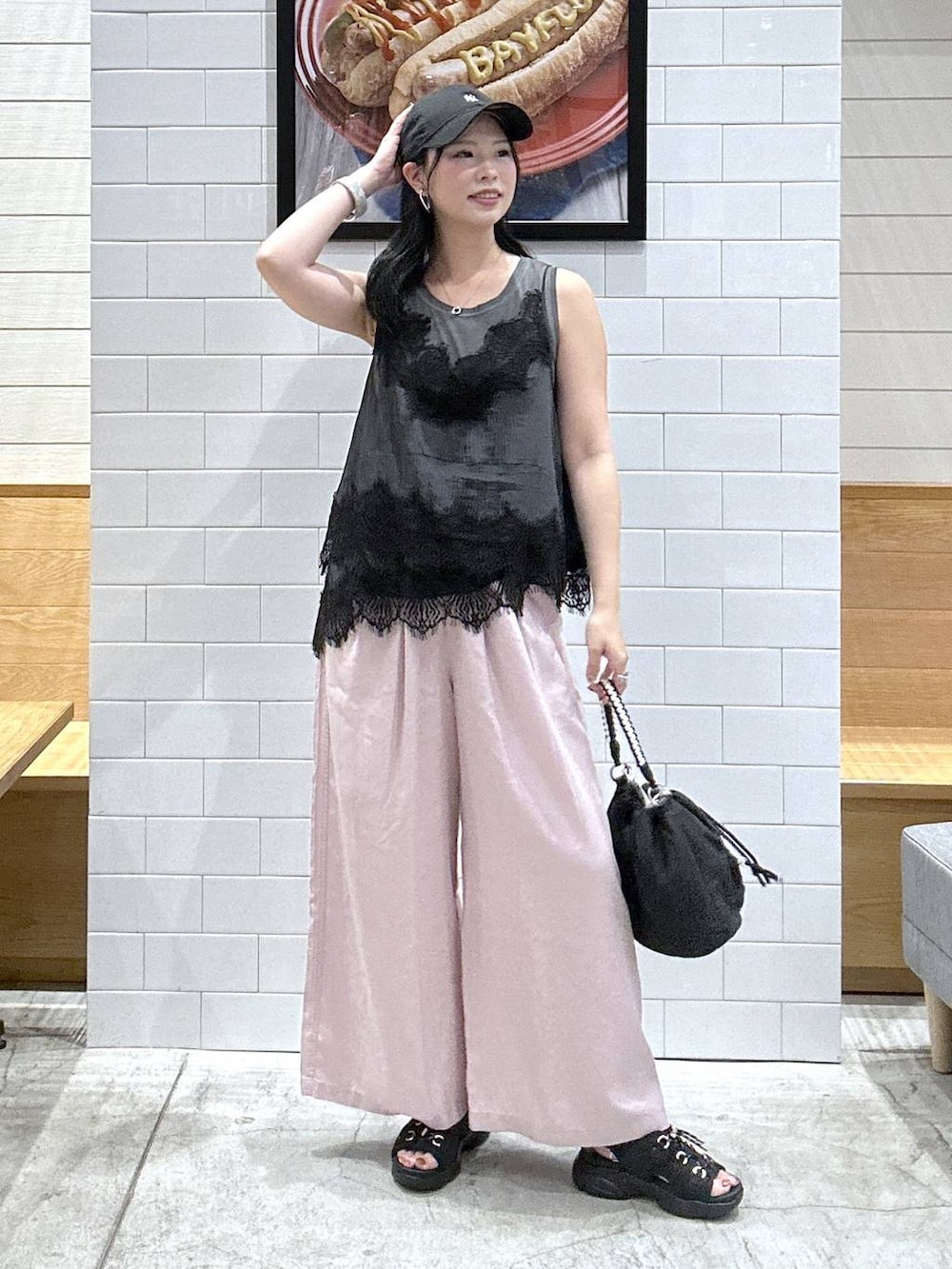 パープル系のその他パンツ、ブラック系のサンダル、ブラック系のショルダーバッグを着用したレディースの夏コーディネートの2枚目の写真