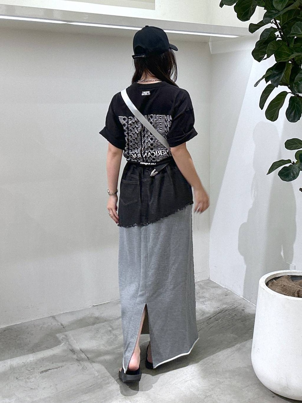 ブラック系のTシャツ/カットソー、シルバー系のショルダーバッグ、ブラック系のサンダルを着用したレディースの夏コーディネートの3枚目の写真