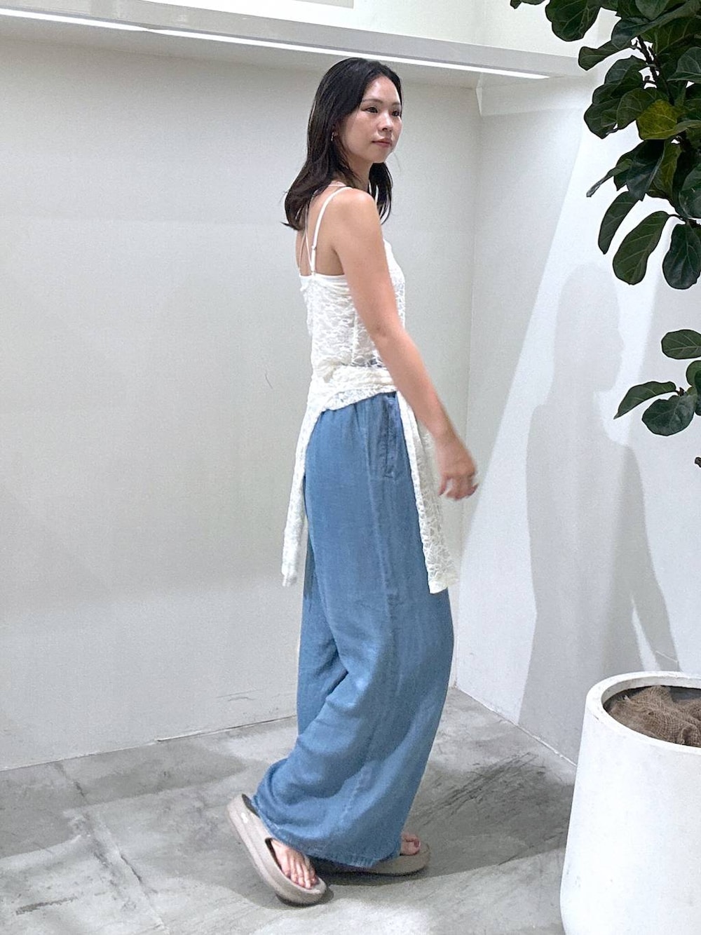 ベージュ系のサンダル、ブルー系のその他パンツ、ホワイト系のTシャツ/カットソーを着用したレディースの春コーディネートの2枚目の写真