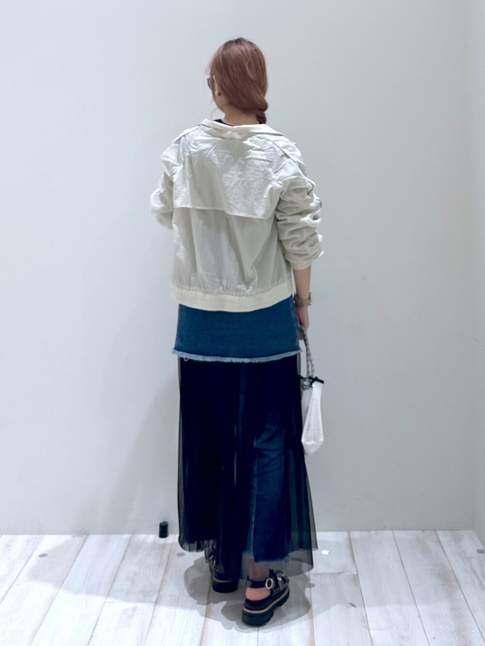 ブラック系のTシャツ/カットソー、ブラック系のワンピース、ブラック系のサンダルを着用したレディースの春コーディネートの4枚目の写真