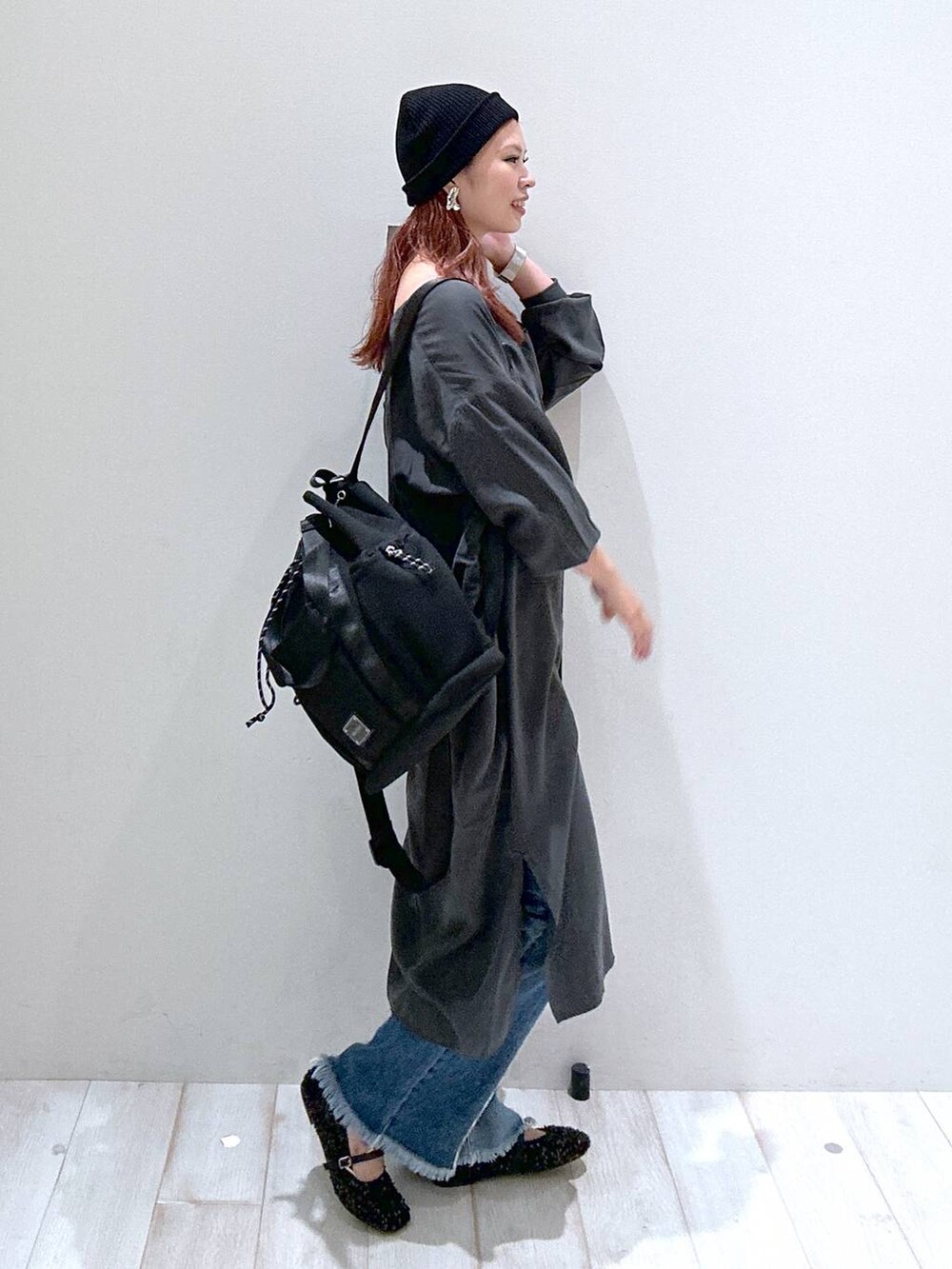 グレー系のシャツ/ブラウス、ブラック系のバレエシューズ、ブラック系のバックパック/リュックを着用したレディースの秋コーディネートの2枚目の写真