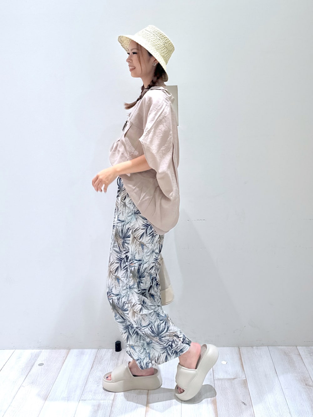 ベージュ系のシャツ/ブラウス、ベージュ系のショルダーバッグ、グリーン系のその他パンツを着用したレディースの夏コーディネートの3枚目の写真