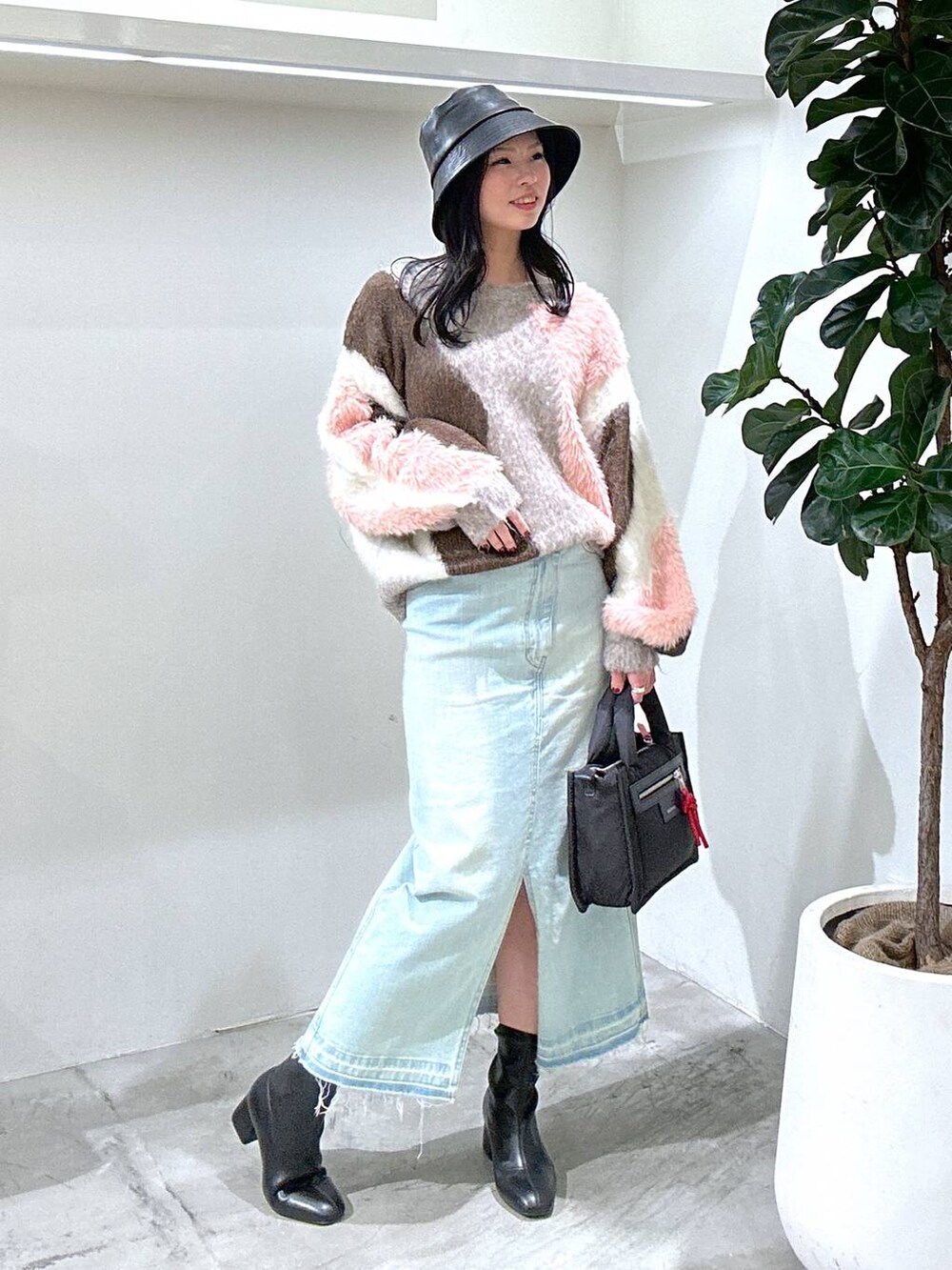 「リラックス、ラフ、ヘルシー、着痩せ・細見え、カジュアル、BAYFLOW、ニット、ロングスカート、スカート、ハット、ブーツ、秋コーデ、秋冬新作、ハンドバッグ、骨格ウェーブ」｜「BAYFLOWの【スタッフ企画】デニムスカート／YOU are YOU（デニムスカート、ブルー系）」を使った、ジュネさん（レディース・162cm）の冬コーディネートの2枚目の写真