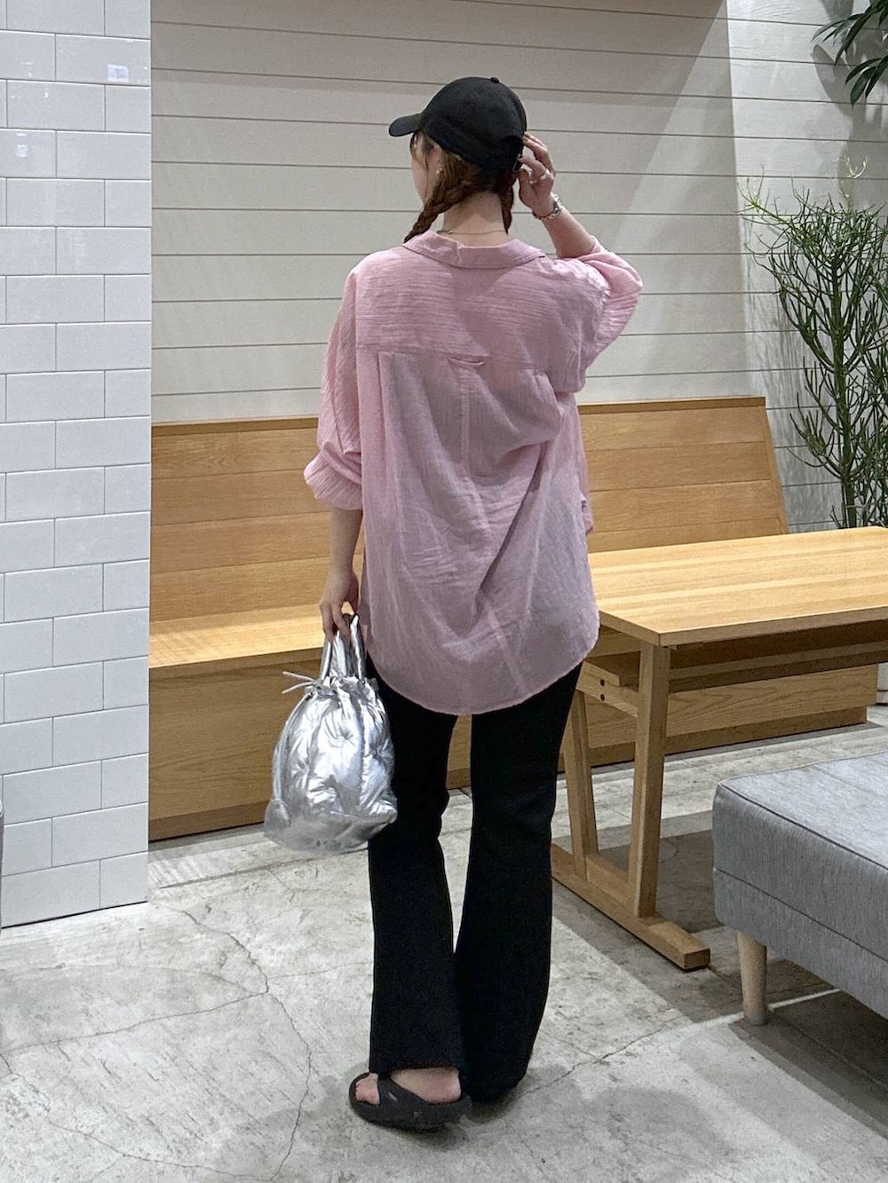 ブラック系のその他パンツ、ピンク系のシャツ/ブラウス、シルバー系のショルダーバッグを着用したレディースの夏コーディネートの3枚目の写真