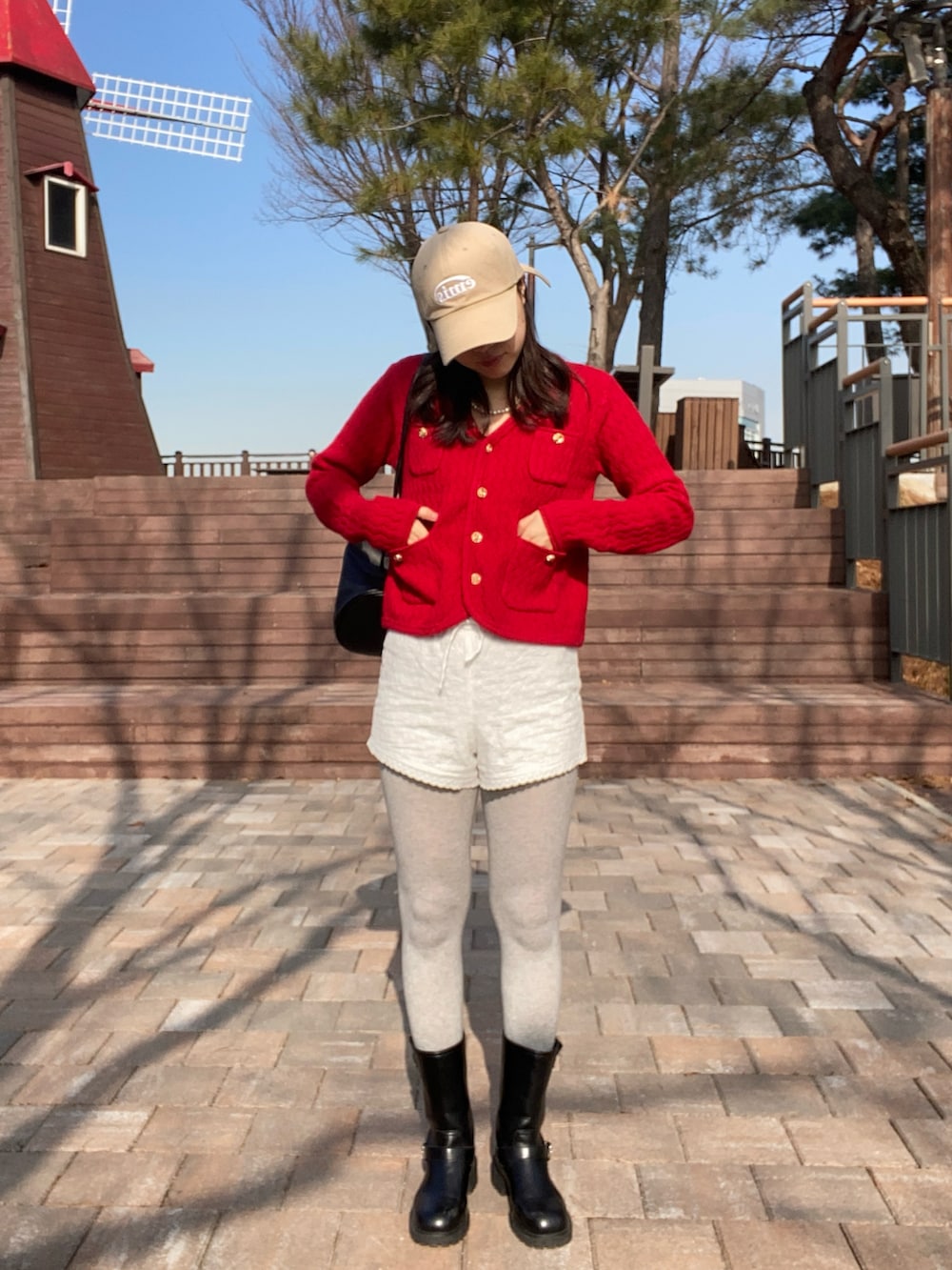 ベージュ系のテーラードジャケット、ホワイト系のその他パンツ、ブラック系のブーツを着用したレディースの冬コーディネートの2枚目の写真