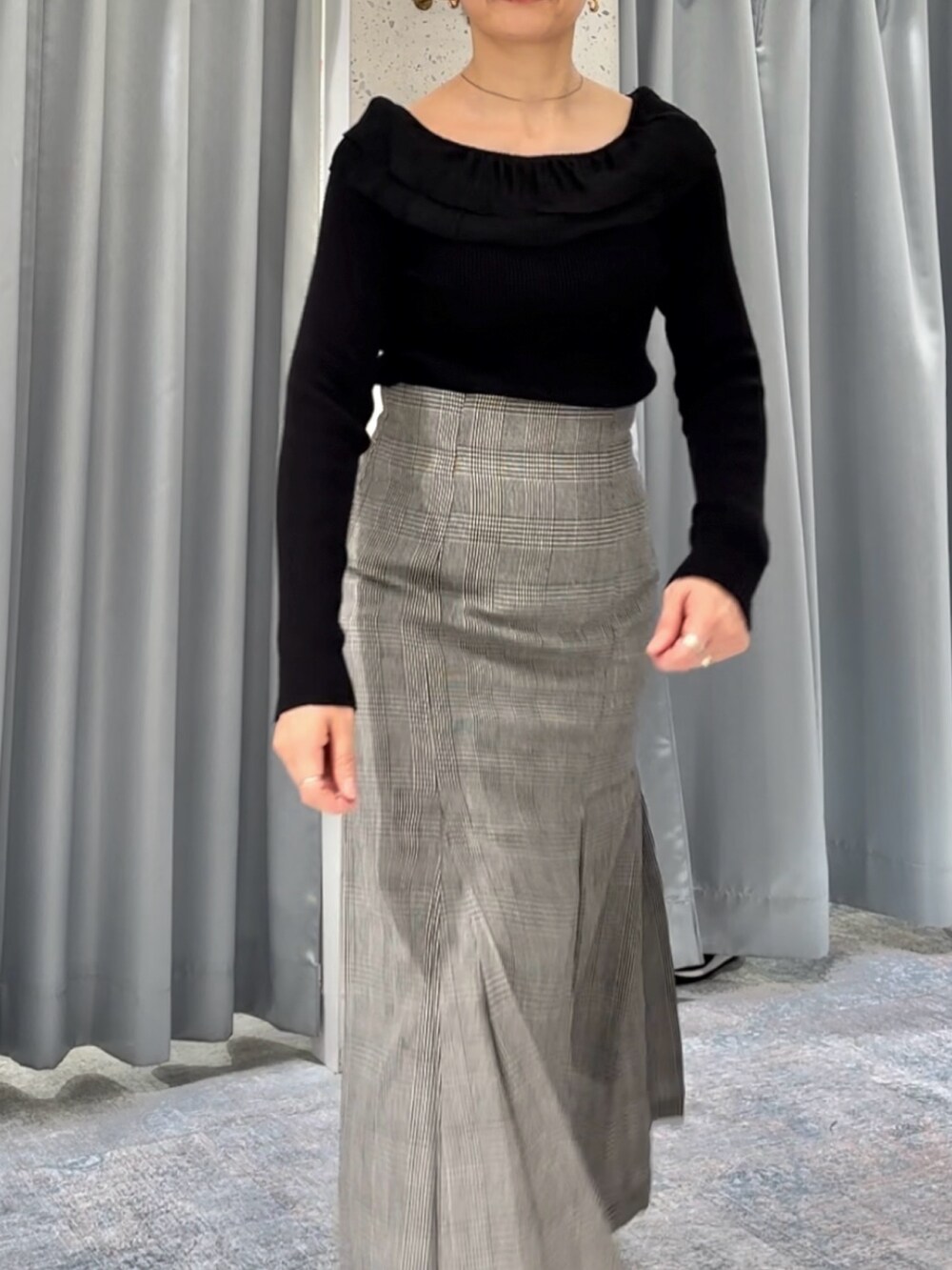 その他のスカート、ブラック系のニット/セーター、ブラック系のブーツを着用したレディースの秋コーディネートの2枚目の写真