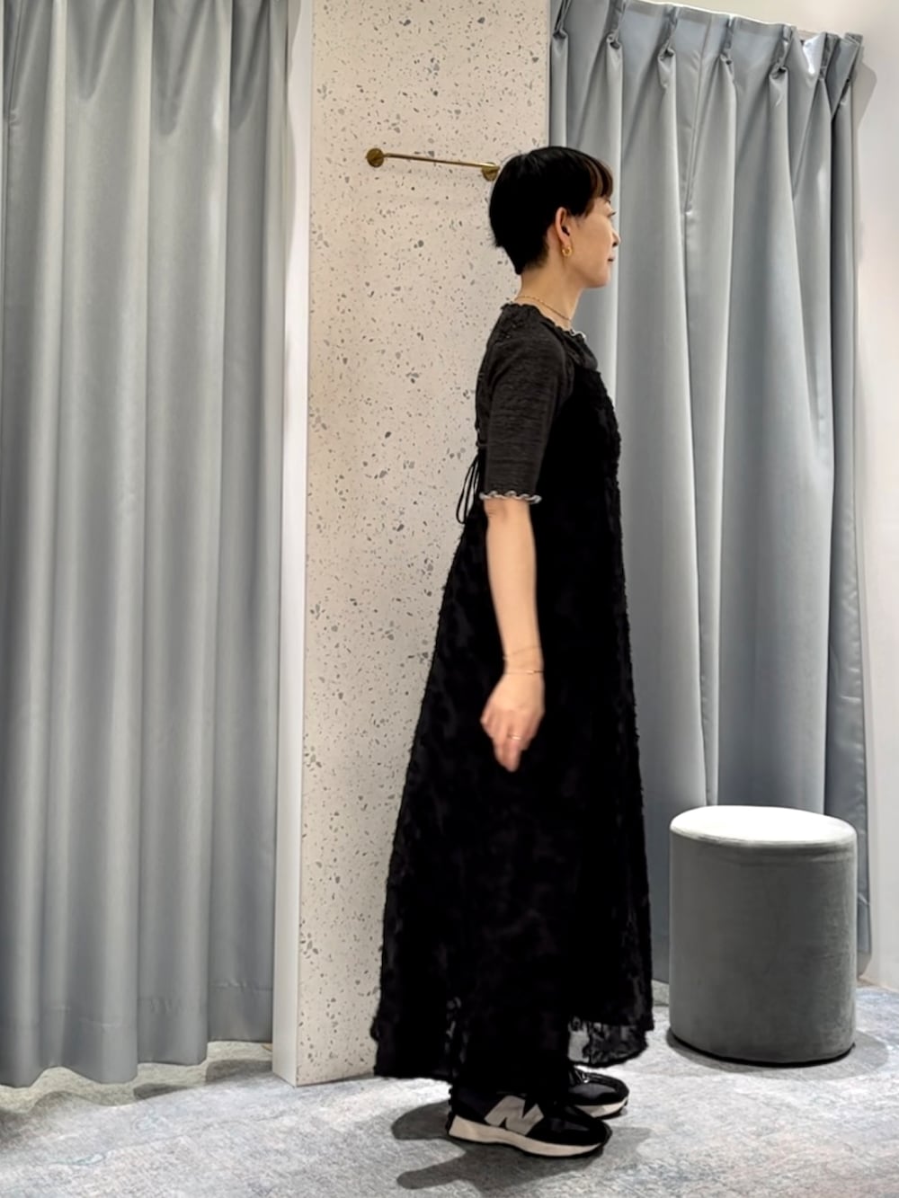 「お出かけコーデ、休日スタイル、初夏コーデ、ワンピース、ショートヘア、natural couture、シンプルコーデ、骨格ナチュラル、ブラックコーデ、キャミワンピ」｜「natural coutureのジャガード花柄キャミワンピース（ワンピース、ブラック系）」を使った、はせきよさん（骨格ナチュラル・レディース・160cm）の春コーディネートの2枚目の写真
