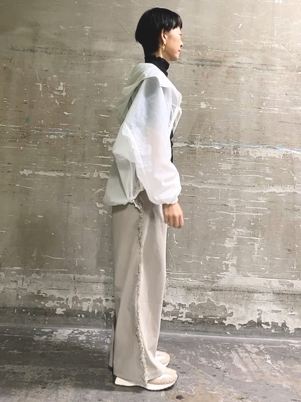 「春夏コーデ、パンツスタイル、大人カジュアル、シアートップス、ブルゾン、pualcecin、GERRY、スニーカー、40代ファッション、30代、ショートヘア、夏コーデ、春コーデ、カジュアルコーデ」｜「PUAL CE CINの【Du noir】サイドフリンジスラックスパンツ（スラックス、ベージュ系）」を使った、はせきよさん（骨格ナチュラル・レディース・160cm）の春コーディネートの2枚目の写真