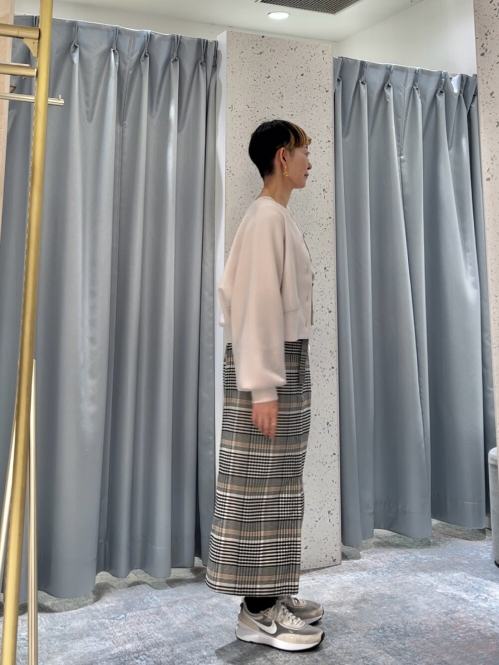 ホワイト系のブルゾン、その他のスカートを着用したレディースの秋コーディネートの2枚目の写真