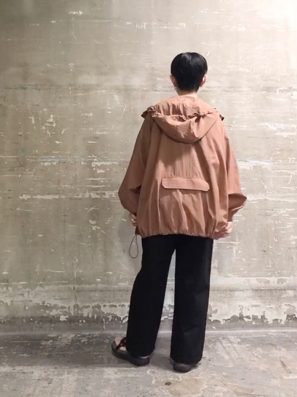 ブラック系のシャツ/ブラウス、ブラック系のチノパンツ、その他のジャケット/アウターを着用したレディースの秋コーディネートの3枚目の写真