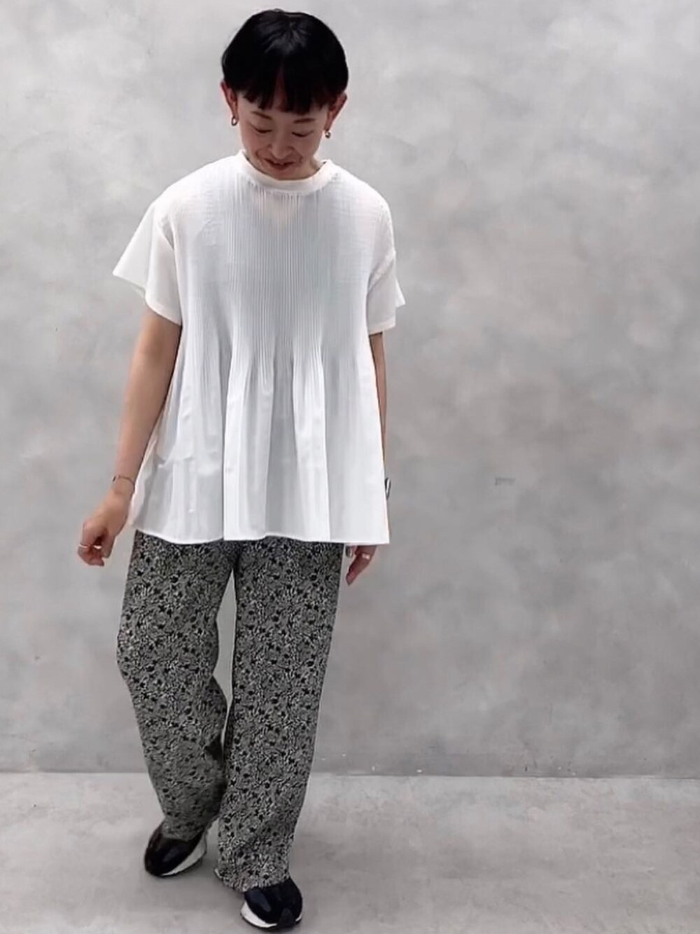 ホワイト系のTシャツ/カットソー、ブラック系のその他パンツ、その他のその他を着用したレディースの夏コーディネートの2枚目の写真