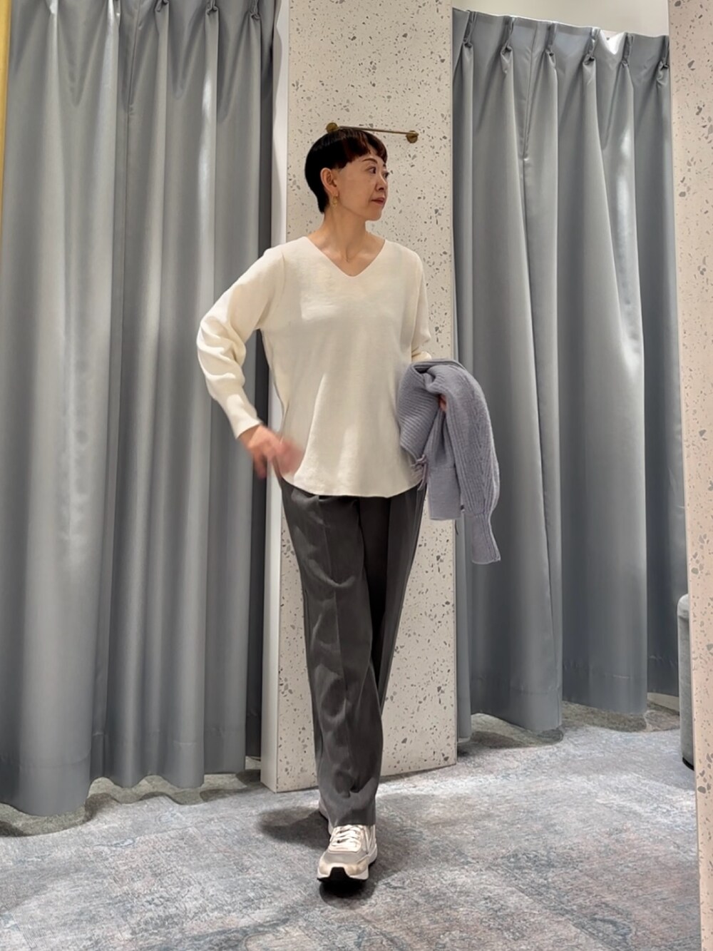 ホワイト系のニット/セーター、グレー系のその他パンツ、ブルー系のカーディガン/ボレロを着用したレディースの秋コーディネートの3枚目の写真