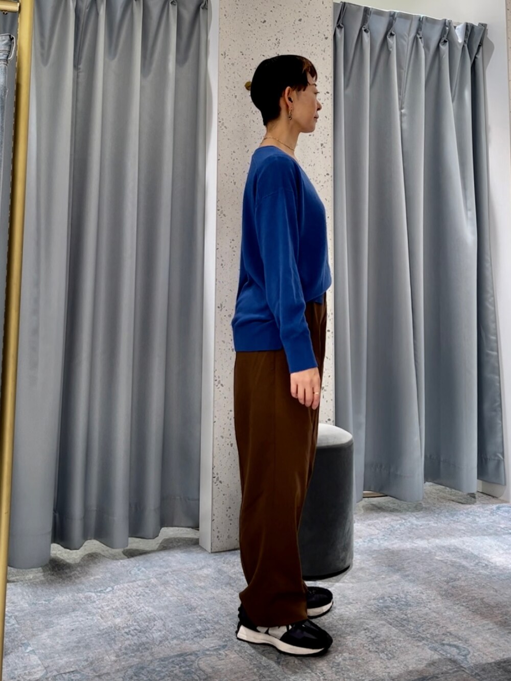 「オトナカジュアル、きれいめカジュアル、natural couture、スニーカーコーデ、シンプルコーデ、冬コーデ、ショートヘア、40代ファッション、オフィスカジュアル、骨格ナチュラル、ニット、パンツスタイル」｜「natural coutureのベルト付きタックワイドパンツ（スラックス、ブラウン系）」を使った、はせきよさん（骨格ナチュラル・レディース・160cm）の冬コーディネートの2枚目の写真