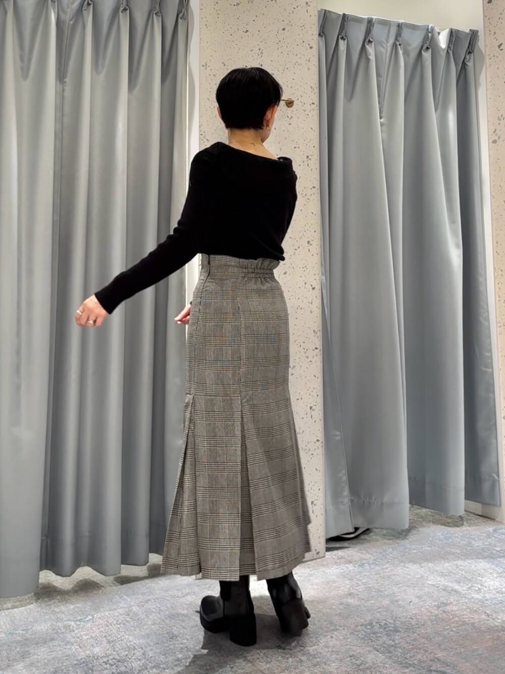 その他のスカート、ブラック系のニット/セーター、ブラック系のブーツを着用したレディースの秋コーディネートの4枚目の写真