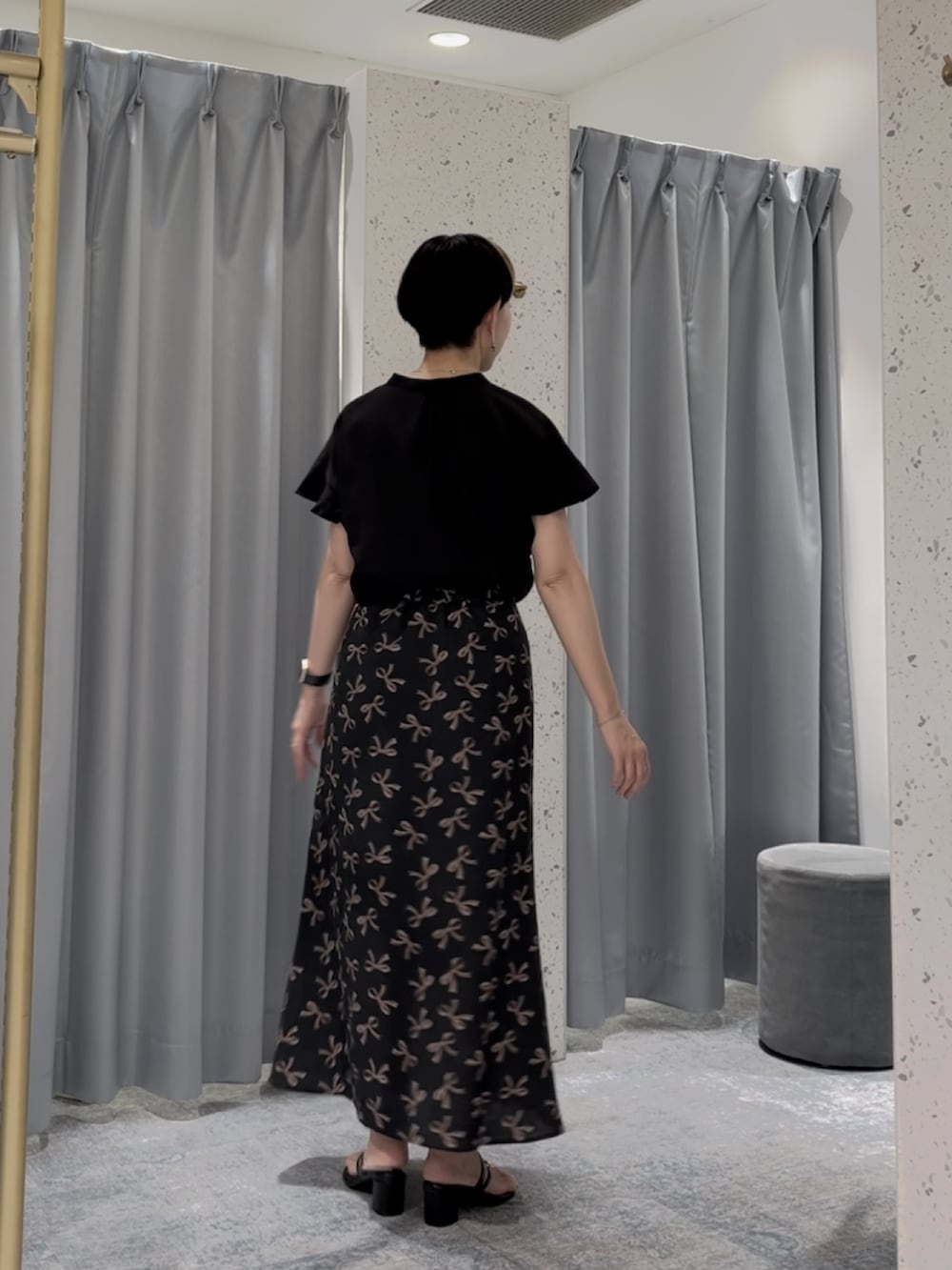 ブラック系のシャツ/ブラウス、ブラック系のその他シューズを着用したレディースの夏コーディネートの3枚目の写真