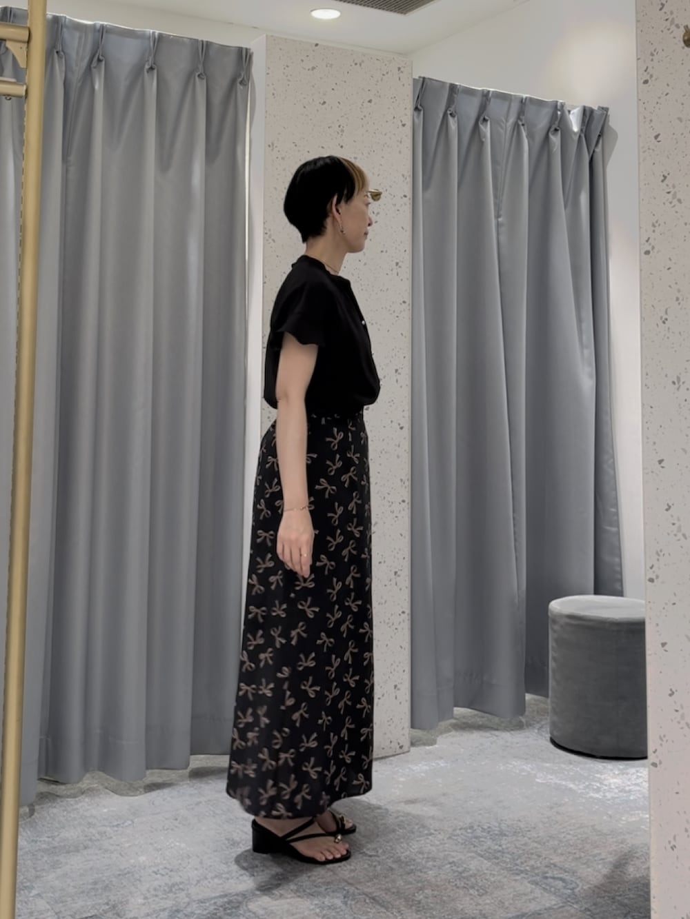 ブラック系のシャツ/ブラウス、ブラック系のその他シューズを着用したレディースの夏コーディネートの2枚目の写真