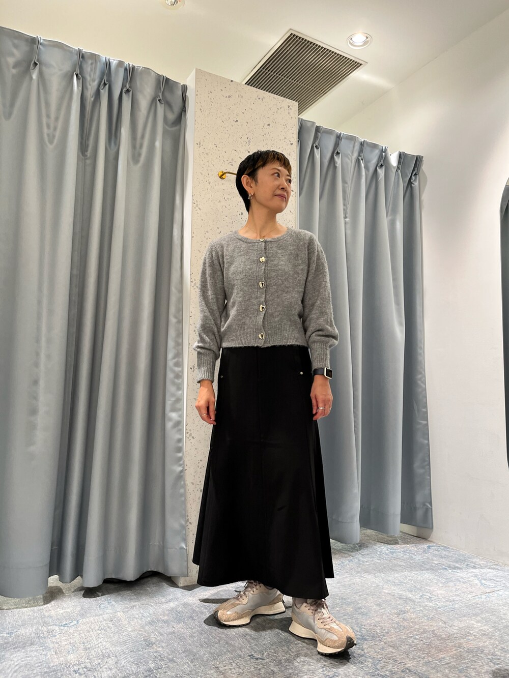 「秋コーデ、シンプルコーデ、大人カジュアル、キレイめカジュアル、スカートスタイル、ニットカーディガン、スニーカーコーデ、ショートヘア、natural couture、40代ファッション、骨格ナチュラル、冬コーデ」｜「natural coutureのハート釦クルーネックカーディガン（カーディガン/ボレロ、グレー系）」を使った、はせきよさん（骨格ナチュラル・レディース・160cm）の秋コーディネートの2枚目の写真
