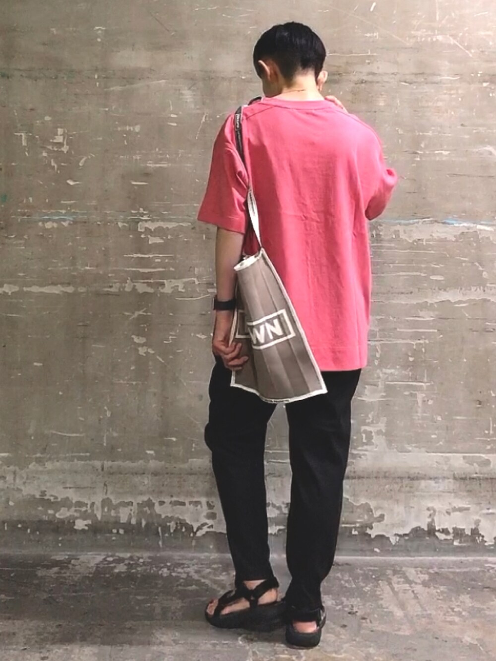 ピンク系のTシャツ/カットソー、ブルー系のショルダーバッグ、イエロー系のその他パンツを着用したレディースの夏コーディネートの2枚目の写真