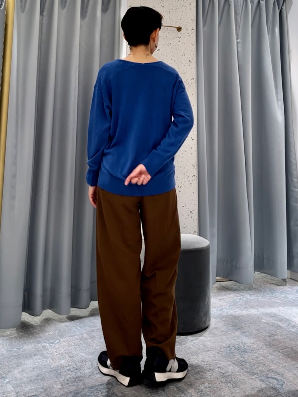 「オトナカジュアル、きれいめカジュアル、natural couture、スニーカーコーデ、シンプルコーデ、冬コーデ、ショートヘア、40代ファッション、オフィスカジュアル、骨格ナチュラル、ニット、パンツスタイル」｜「natural coutureのベルト付きタックワイドパンツ（スラックス、ブラウン系）」を使った、はせきよさん（骨格ナチュラル・レディース・160cm）の冬コーディネートの3枚目の写真